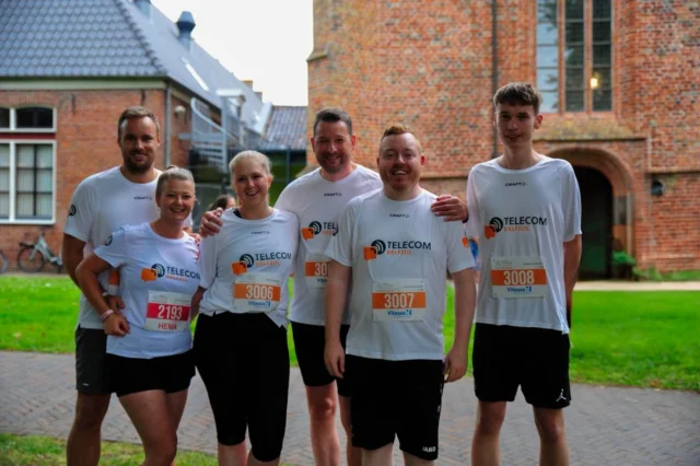 🏃🏻‍♂️🏃🏼‍♀️💨Afgelopen zaterdag hebben we als bedrijf voor de eerste keer deelgenomen aan de @stadsloopappingedam! Volgens onze relatief nieuwe collega Bram was dit een goed plan 🙄😂. De één volledig ongetraind, de ander een keer of drie een loopje gedaan, hebben we allemaal toch mooi de finish gehaald 🏁  Maar wat een feest onderweg! 🥳 Iedereen voelde zich enorm gemotiveerd en gesteund door alle aanmoedigingen op de route. Een dikke duim voor de organisatie 👍🏻 en voor iedereen die de moeite heeft genomen alle lopers aan te moedigen.  #telecom #delfzijl #winkelcentrumdelfzijl #smartphone #tablet #repair